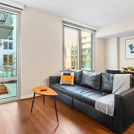 Comfy Clarendon Apt - Steps From Metro